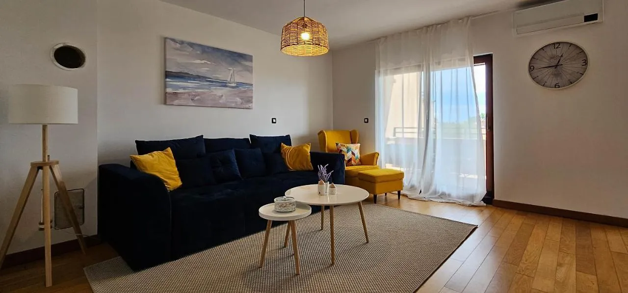 Apartment Bluemare B3 With Shared Pool Liznjan