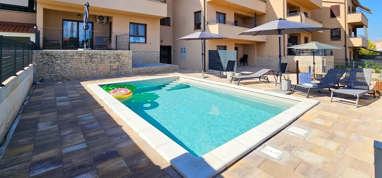 Apartment Bluemare B3 With Shared Pool Liznjan